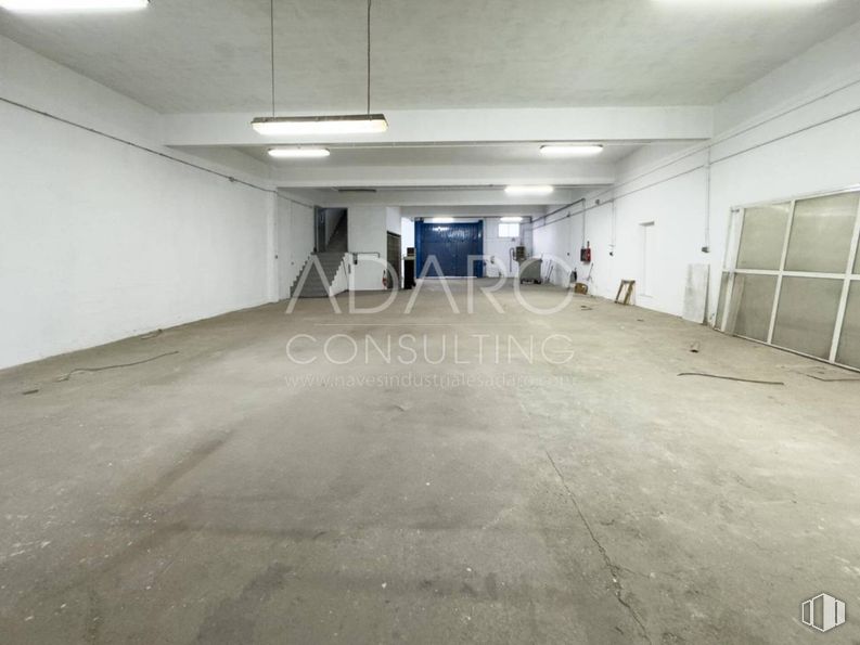 Industrial for rent at Calle Gamonal, Villa de Vallecas, Madrid, 28031 with light fixture, lighting, floor, flooring, ceiling, concrete, silver, hall, parking lot and parking around