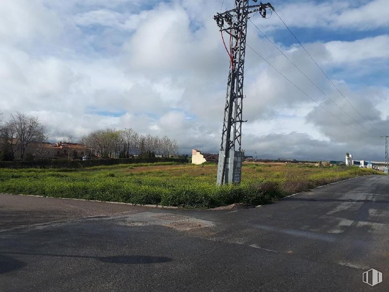 Land for sale at Camino Tocenaque, 26, Recas, Toledo, 45211 with cloud, sky, plant, road surface, asphalt, land lot, electricity, natural landscape, overhead power line and tree around