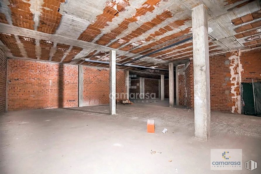 Retail for sale at Calle Eduardo Marquina, 29, Ávila, 05001 with wood, building, hall, beam, floor, flooring, brick, brickwork, composite material and hardwood around