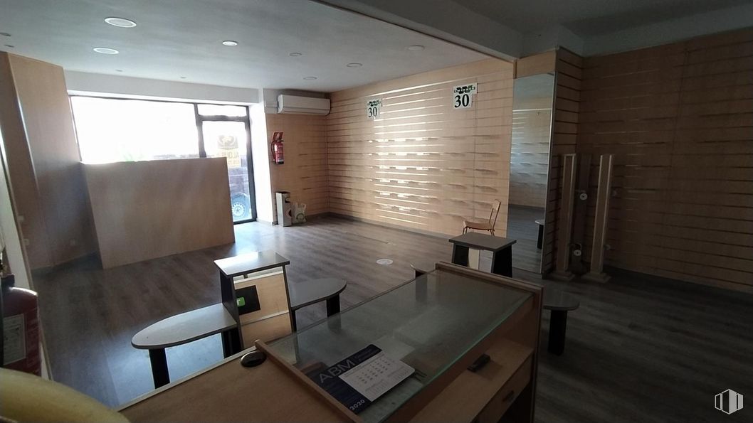 Retail for rent at Zona Centro, Ávila, 05001 with table, property, furniture, building, desk, fixture, wood, interior design, architecture and house around