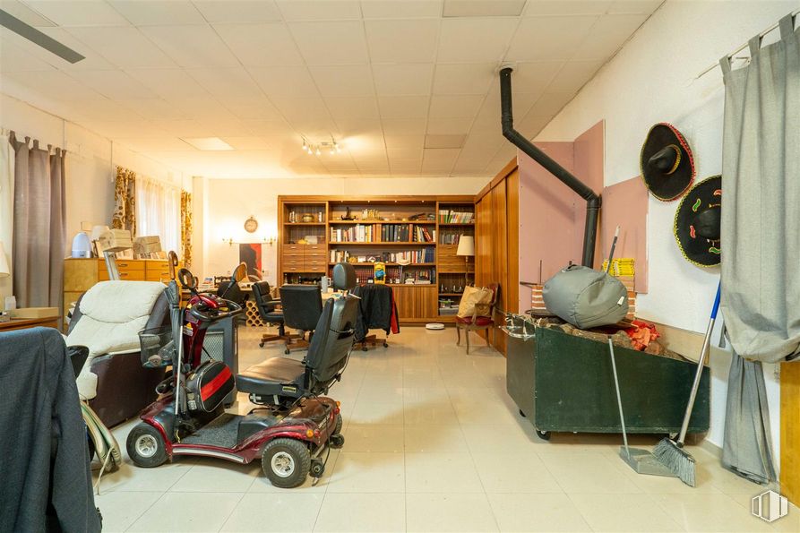 Industrial for sale & for rent at Calle Fontaneros, Villaviciosa de Odón, Madrid, 28670 with wheel, tire, shelf, floor, bookcase, flooring, building, houseplant, curtain and shelving around