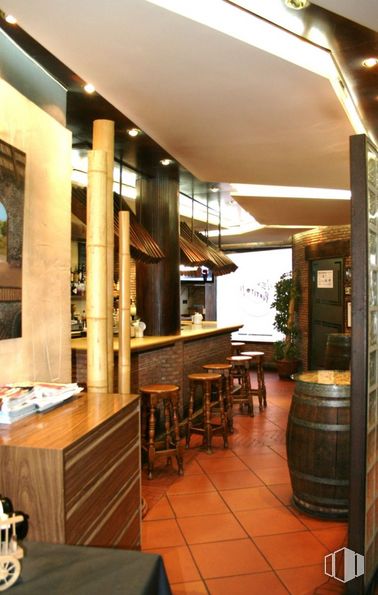 Retail for sale at Calle Salud, El Molar, Madrid, 28710 with barrel, cabinetry, stool, table, furniture, building, chair, countertop, wood and lighting around