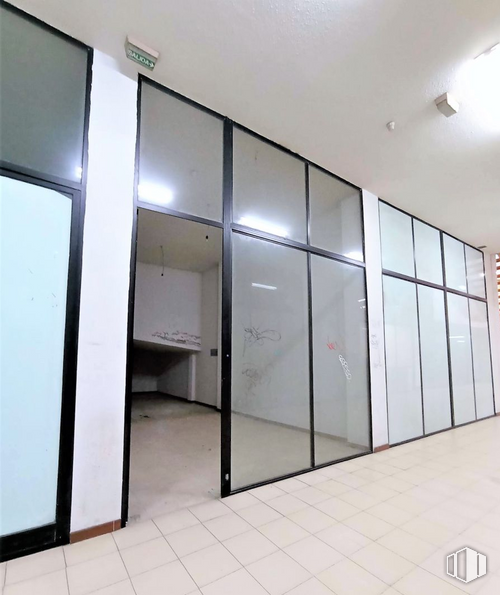 Retail for sale at Paseo Estación, 20, Ávila, 05001 with fixture, automotive exterior, vehicle door, flooring, door, building, glass, ceiling, aluminium and facade around