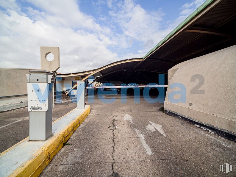 Industrial for rent at Zona Valdefuentes, Hortaleza, Madrid, 28033 with sky, cloud, road surface, asphalt, thoroughfare, bridge, road, city, tar and concrete around