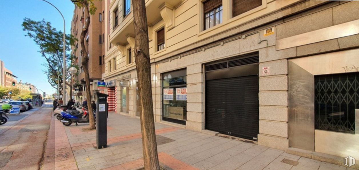 Local en venta en Calle O'Donnell, 44, Retiro, Madrid, 28009 con motocicleta, edificio, ventana, superficie de la carretera, cielo, neumático, puerta, diseño urbano, pared y acera alrededor