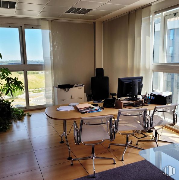 Office for sale & for rent at Calle María Tubau, Fuencarral - El Pardo, Madrid, 28050 with chair, computer monitor, desk, table, furniture, personal computer, building, computer desk, computer and window around