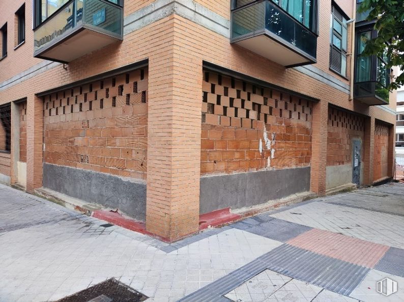 Local en alquiler en Zona Guindalera, Salamanca, Madrid, 28028 con puerta, ventana, casa, superficie de la carretera, edificio, madera, albañilería, asfalto, ladrillo y suelos alrededor