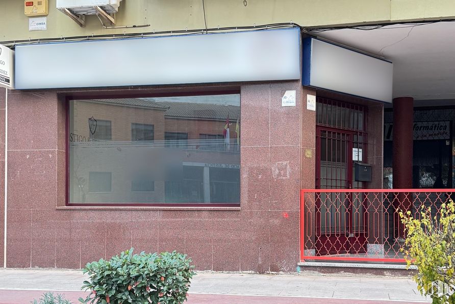 Office for sale & for rent at Avenida Pilar, 14, Torrijos, Toledo, 45500 with plant, window, property, shade, architecture, fixture, brick, brickwork, residential area and building around