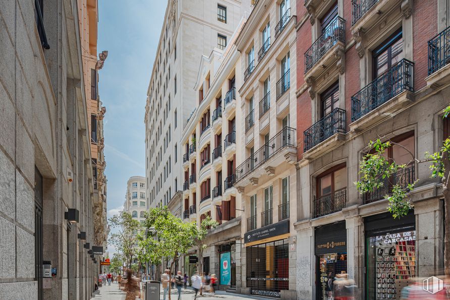 Office for sale & for rent at Calle Fuencarral, Centro, Madrid, 28004 with building, window, daytime, sky, infrastructure, tree, urban design, condominium, thoroughfare and road surface around