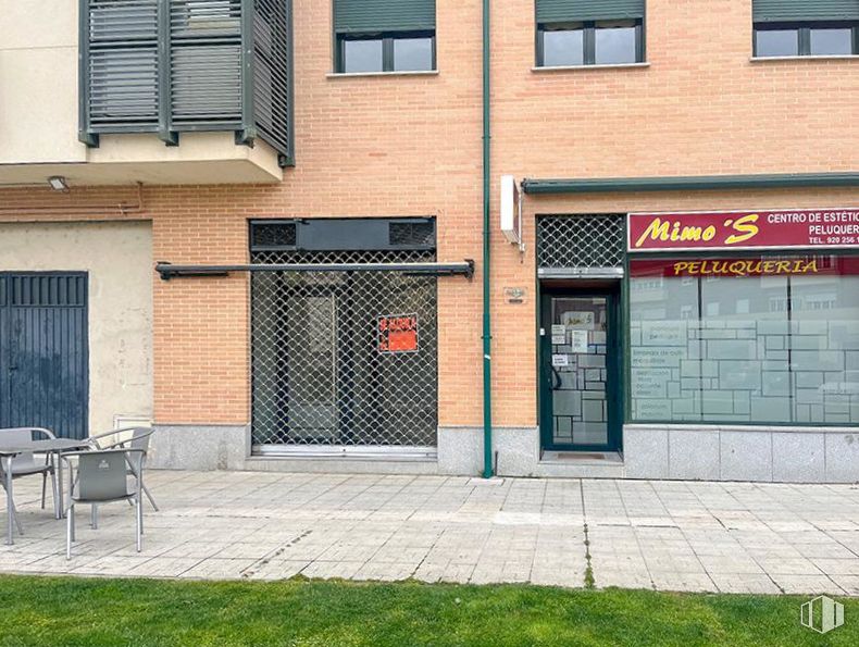 Retail for rent at Calle Nuestra Señora de Sonsoles, Ávila, 05003 with door, window, chair, property, building, plant, fixture, road surface, brickwork and wall around