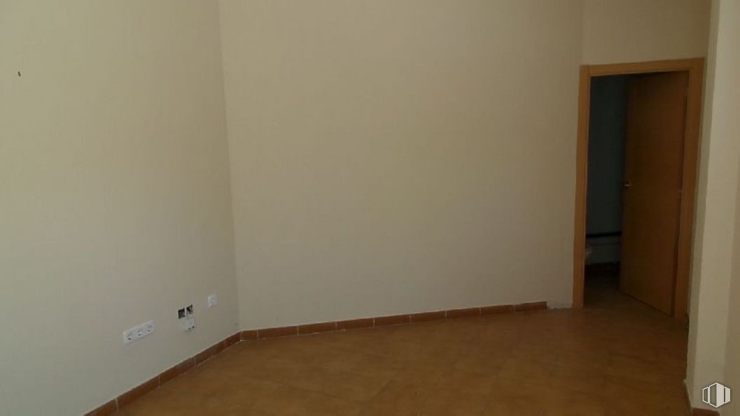 Local en alquiler en Zona Viñas Viejas, Boadilla del Monte, Madrid, 28660 con puerta, pintura, accesorio, madera, suelos, tinte para madera, material compuesto, edificio, madera dura y techo alrededor