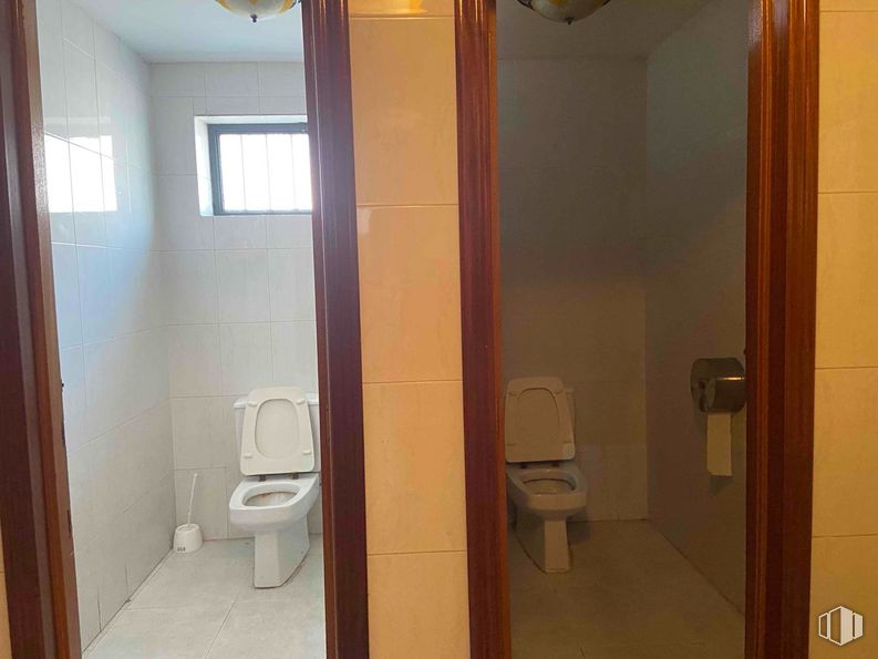 Industrial for rent at Zona industrial, Algete, Madrid, 28110 with toilet, window, bidet, wall, bathroom, flooring, plumbing fixture, floor, toilet seat and plumbing around