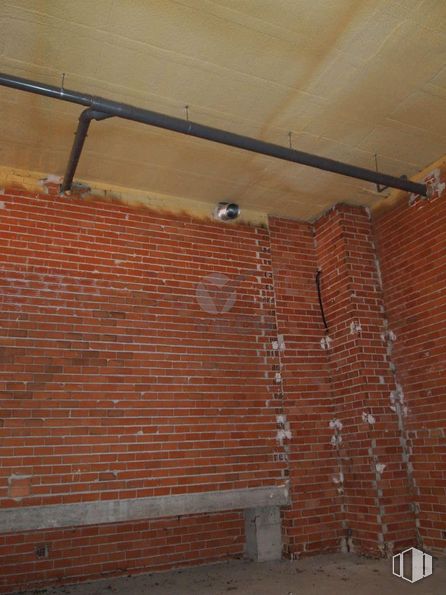 Retail for rent at Calle José Ortega y Gasset, Cuenca, 16004 with wood, brickwork, building material, brick, line, wall, composite material, fixture, tints and shades and metal around