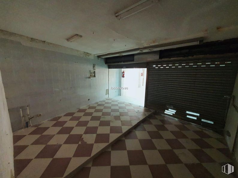 Retail for sale & for rent at Zona Pueblo, Valdemorillo, Madrid, 28210 with tile flooring, wood, architecture, building, house, hall, flooring, hardwood, ceiling and concrete around