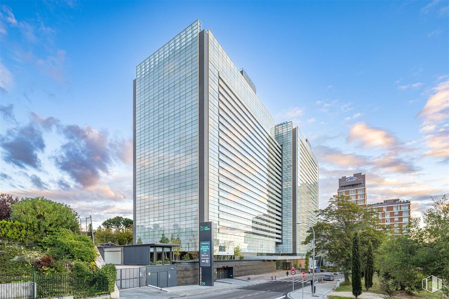 Oficina en alquiler en Edificio One Ágora, Calle Serrano Galvache, 26, Ciudad Lineal, Madrid, 28033 con edificio, nube, cielo, rascacielos, propiedad, planta, bloque de pisos, diseño urbano, árbol y barrio alrededor