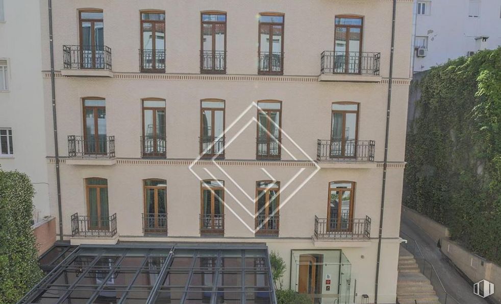 Oficina en alquiler y venta en Calle Serrano, Salamanca, Madrid, 28001 con ventana, edificio, planta, diseño urbano, condominio, árbol, zona residencial, fachada, casa y ciudad alrededor