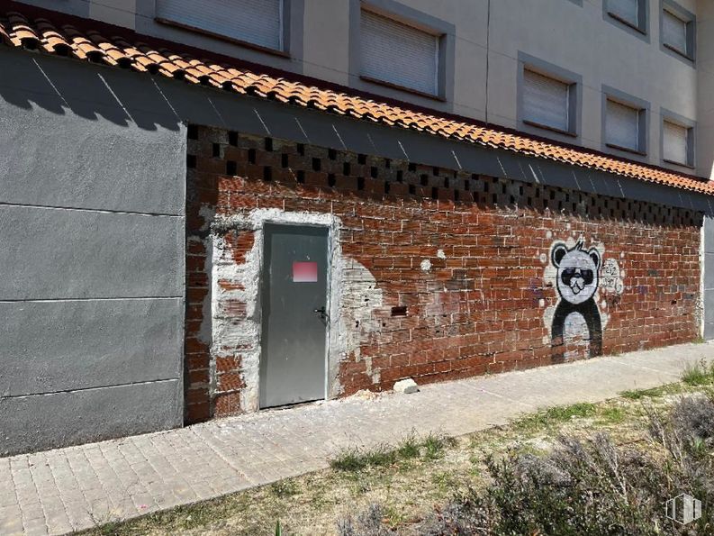 Retail for sale at Calle Francia, 5, Illescas, Toledo, 45200 with door, window, wall, brickwork, brick, concrete, paint, graffiti, street art and building material around