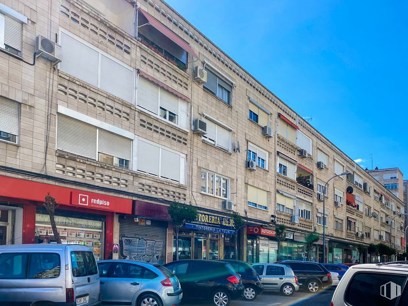 Local en alquiler y venta en Calle San José, 19, Alcorcón, Madrid, 28921 con coche, edificio, luz de estacionamiento automotriz, rueda, neumático, vehículo terrestre, vehículo, cielo, ventana y azul alrededor