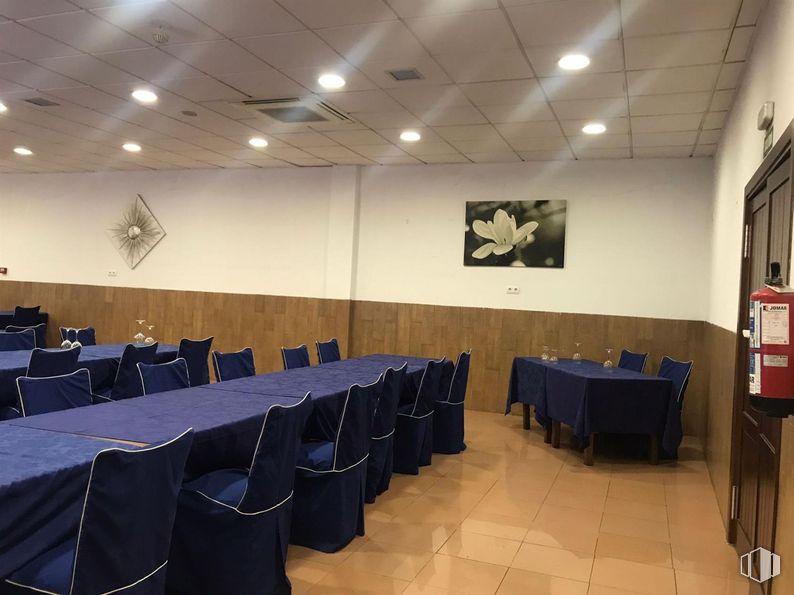 Local en alquiler y venta en Polígono Industrial Gestesa, Loeches, Madrid, 28890 con silla, mesa, hall, interiorismo, proyector lcd, evento, techo, sala de conferencias, salón de actos y habitación alrededor