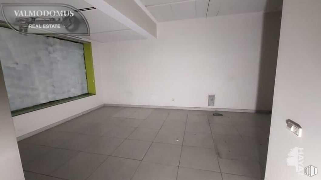 Retail for sale at Zona Vallehermoso, Moncloa - Aravaca, Madrid, 28003 with flooring, floor, interior design, ceiling, room, tile flooring, tile, transparency, cleanliness and paint around