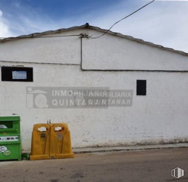 Industrial for sale at Casco urbano, Villamayor de Santiago, Cuenca, 16415 with waste container, sky, cloud, asphalt, automotive tire, gas, font, landscape, road surface and road around