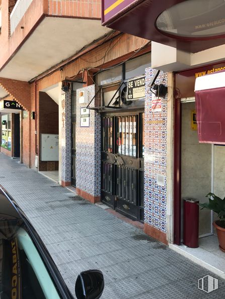 Retail for sale at Plaza San Pedro y San Pablo, 2, Coslada, Madrid, 28820 with houseplant, property, flowerpot, plant, architecture, building, door, automotive exterior, facade and vehicle door around