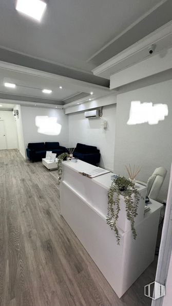 Retail for rent at Calle Getafe, Leganés, Madrid, 28912 with couch, flooring, floor, ceiling, interior design, apartment, wood flooring, silver, laminate flooring and chair around