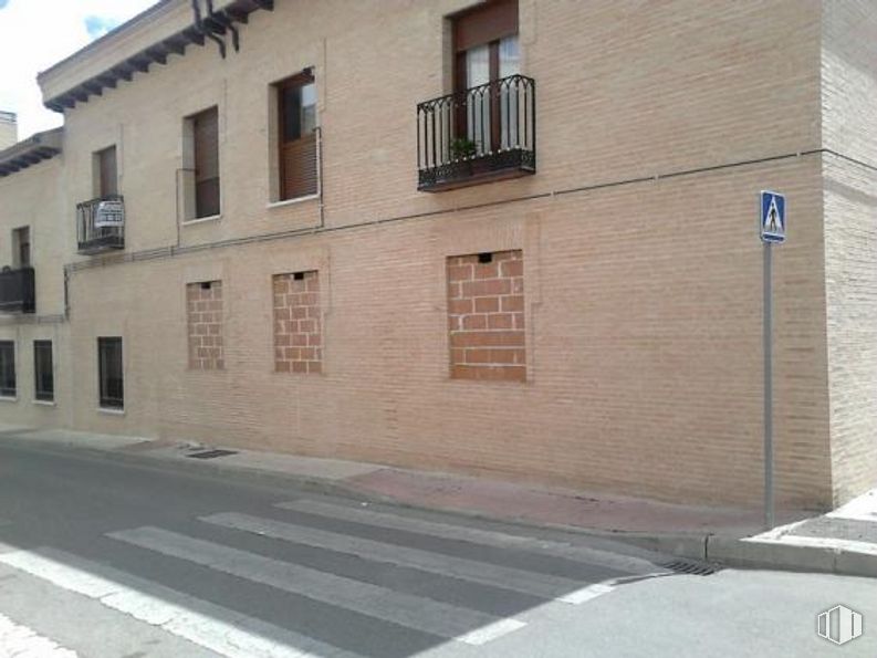 Local en alquiler en Calle San Antonio, Navalcarnero, Madrid, 28600 con edificio, ventana, superficie de carretera, diseño urbano, puerta, asfalto, fachada, acera, ciudad y carretera alrededor