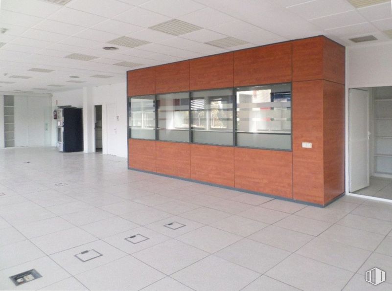 Office for sale & for rent at Edificio Alba, Calle Rosa de Lima, 1, Las Rozas de Madrid, Madrid, 28290 with cabinetry, building, fixture, architecture, flooring, floor, wall, material property, hall and tile flooring around