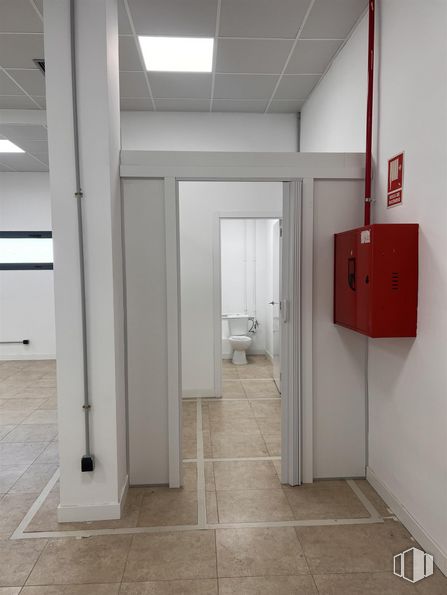 Retail for rent at Centro Comercial Los Artos, Calle César Manrique, 2A, Rivas-Vaciamadrid, Madrid, 28529 with cabinetry, fixture, building, wood, floor, flooring, rectangle, ceiling, tile flooring and aluminium around