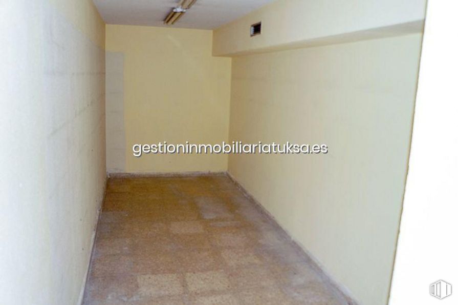 Retail for rent at Plaza de Santa Ana, Ávila, 05001 with building, fixture, wood, floor, door, flooring, paint, composite material, ceiling and wood stain around