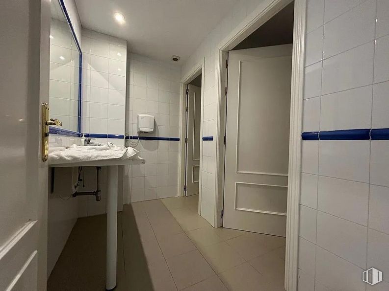 Retail for sale & for rent at Avenida Barcelona, Guadalajara, 19005 with door, sink, tap, fixture, plumbing fixture, bathroom, flooring, building, plumbing and bathroom sink around