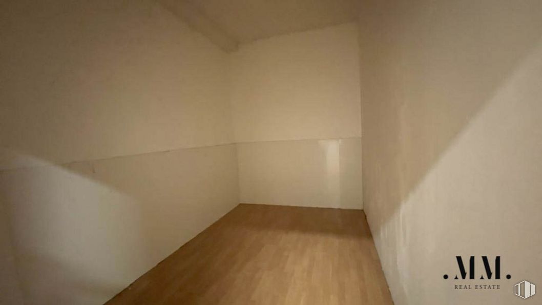 Local en venta en Calle Jacinto Verdaguer, 34, Carabanchel, Madrid, 28019 con marrón, edificio, madera, piso, suelo, pasillo, accesorio, propiedad material, madera y casa alrededor