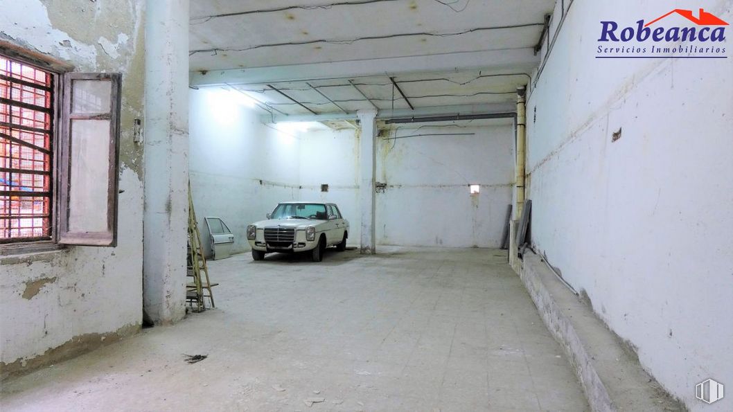 Retail for sale & for rent at Calle Fray Luis de San José, 4, Ávila, 05005 with window, car, automotive parking light, tire, land vehicle, vehicle, wheel, motor vehicle, automotive lighting and automotive design around