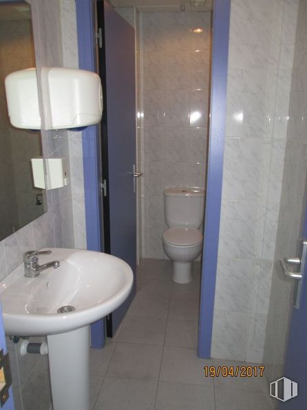 Oficina en alquiler en Calle Verano, 41, Torrejón de Ardoz, Madrid, 28850 con inodoro, fregadero, grifo, edificio, propiedad, accesorios de fontanería, morado, lavabo, cuarto de baño y asiento del inodoro alrededor