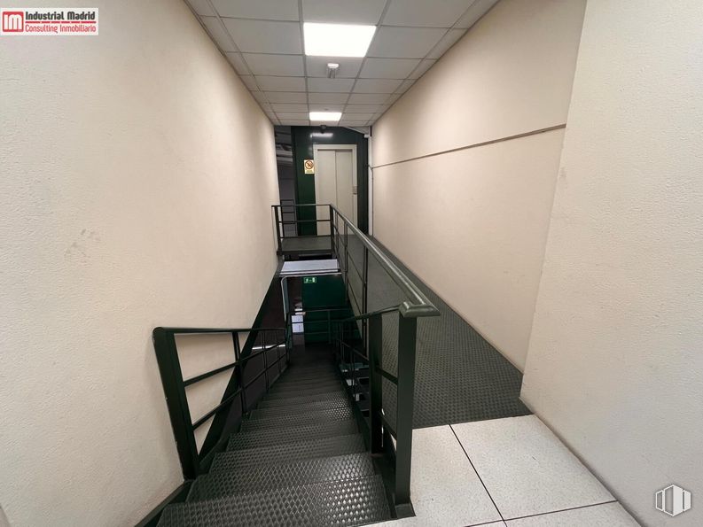 Industrial for sale at Calle Plomo, San Martín de la Vega, Madrid, 28330 with light fixture, fixture, building, stairs, flooring, door, parallel, symmetry, ceiling and tile flooring around