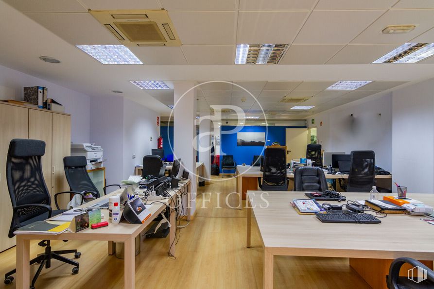 Oficina en venta en Calle Margaritas, Tetuán, Madrid, 28039 con mesa, silla, alumbrado, mueble, escritorio, edificio, diseño automovilístico, suelo, suelos y ingeniería alrededor