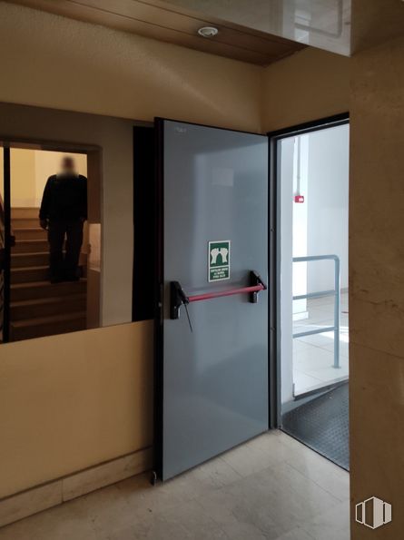 Nave en alquiler en Calle Manuel Tovar, Fuencarral - El Pardo, Madrid, 28034 con persona, puerta, edificio, accesorio, suelo, pared, piso, exterior automotriz, puerta del vehículo y pasillo alrededor