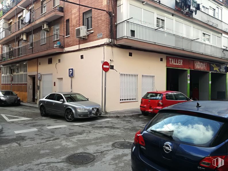 Industrial for sale at Calle Ana Albi, Carabanchel, Madrid, 28025 with car, building, automotive parking light, land vehicle, wheel, vehicle, tire, window, automotive lighting and motor vehicle around