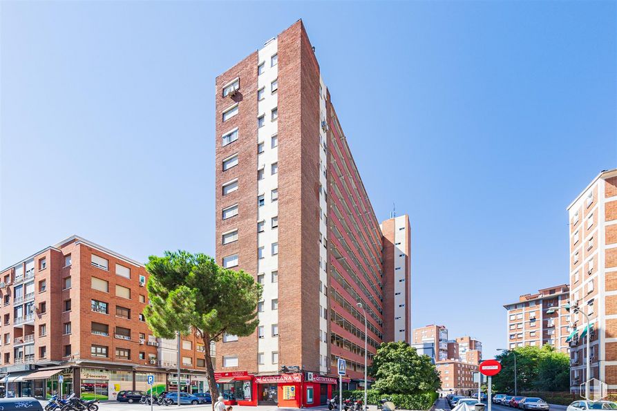 Retail for sale at Calle Elfo, 76, Ciudad Lineal, Madrid, 28027 with building, sky, daytime, window, tree, infrastructure, skyscraper, urban design, tower block and neighbourhood around