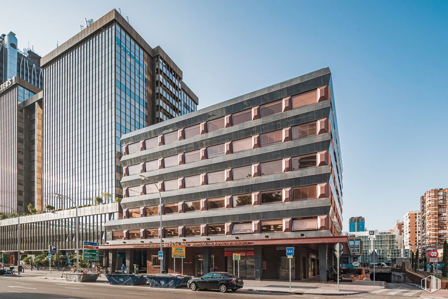 Oficina en alquiler en General Perón, 36, Tetuán, Madrid, 28020 con edificio, coche, cielo, día, propiedad, diseño urbano, bloque de torres, condominio, rueda y luz de la calle alrededor