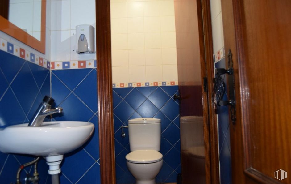 Local en venta en Calle Capitán Blanco Argibay, Tetuán, Madrid, 28029 con inodoro, fregadero, grifo, accesorio de fontanería, accesorio, morado, baño, fluido, asiento de inodoro y piso alrededor