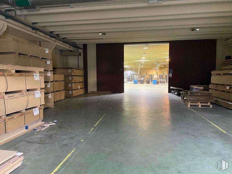 Industrial for sale at Zona industrial, Arganda del Rey, Madrid, 28500 with wood, floor, flooring, shelving, hardwood, hall, warehouse, building, composite material and engineering around