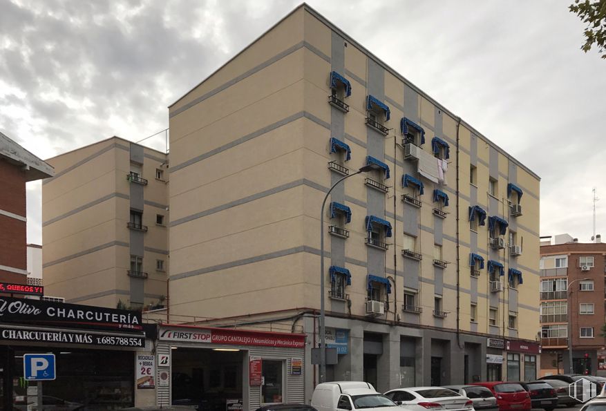 Local en venta en Calle Real, 108, San Sebastián de los Reyes, Madrid, 28700 con edificio, nube, cielo, propiedad, coche, rueda, ventana, vehículo, bloque de torre y condominio alrededor