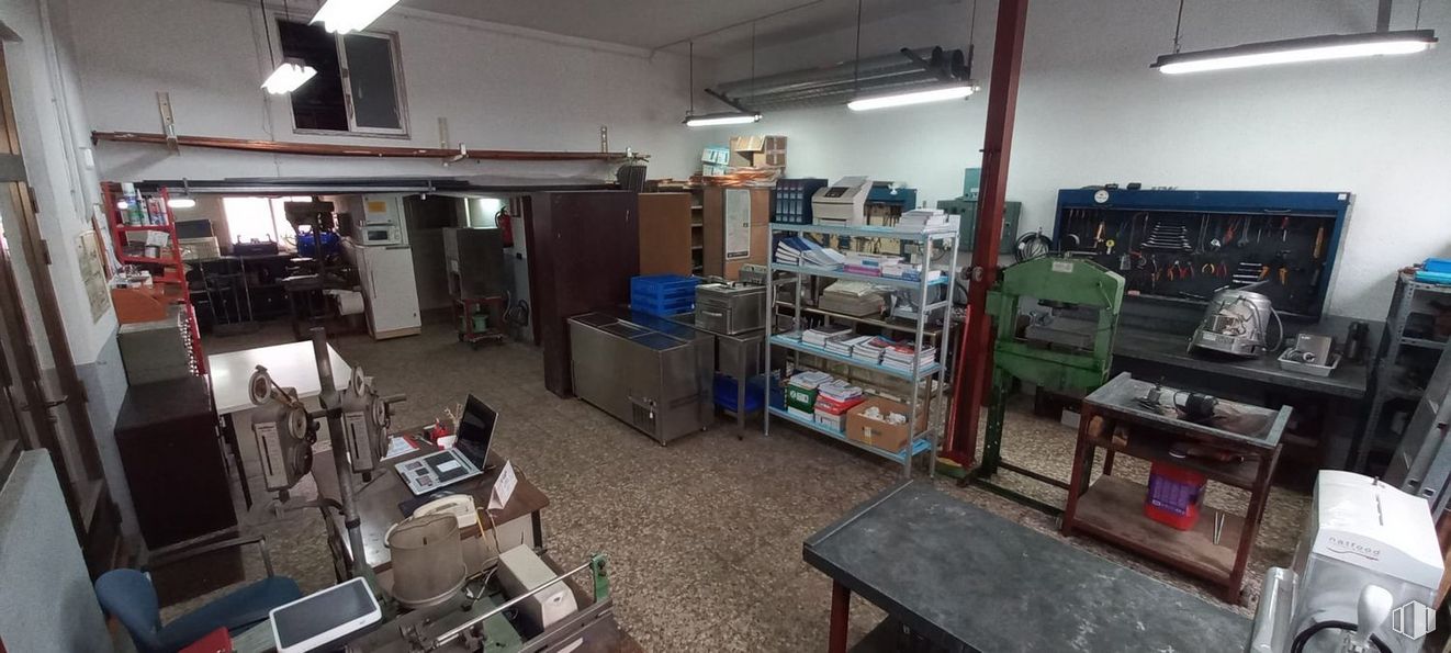 Local en venta en Calle San José, Collado Villalba, Madrid, 28400 con mesa, edificio, mesa, máquina, estante, caja, estantería, ingeniería, madera y suelos alrededor