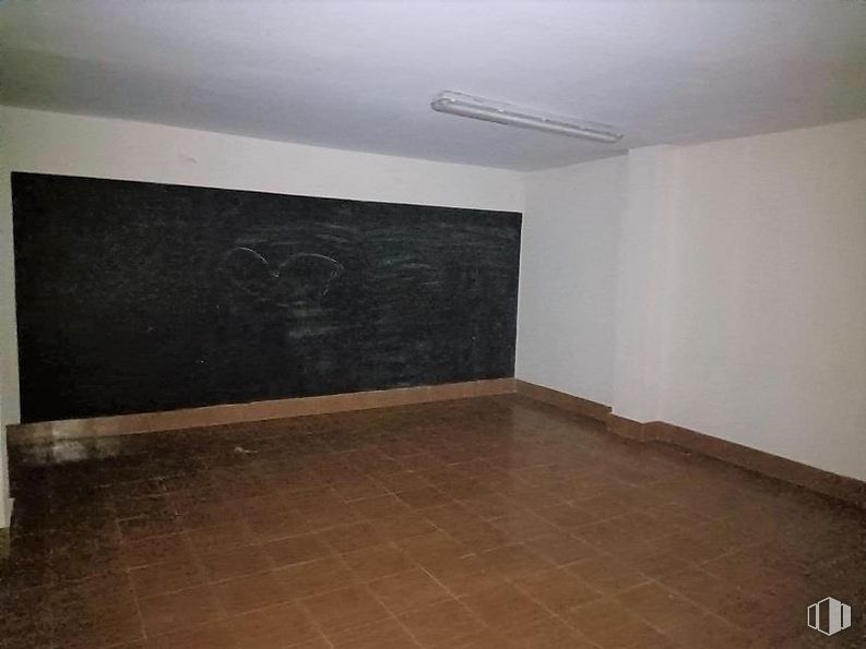 Local en alquiler y venta en Calle Polvoranca, Leganés, Madrid, 28911 con lámpara, alumbrado, madera, pintura, piso, tinte para madera, pavimento, madera, edificio y techo alrededor