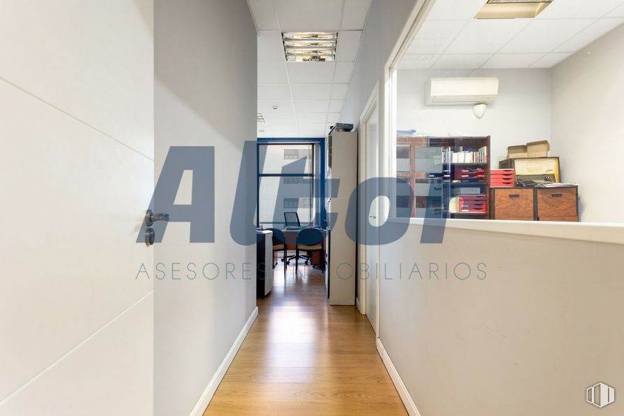 Office for sale at Calle Arroyo Bueno, Villaverde, Madrid, 28021 with light fixture, lighting, fixture, building, interior design, flooring, floor, shelf, shelving and ceiling around