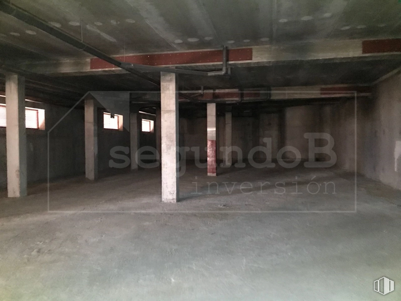 Retail for sale at Calle Ventanilla, 8, Colmenarejo, Madrid, 28270 with floor, flooring, composite material, gas, concrete, fixture, ceiling, parking, hall and building material around