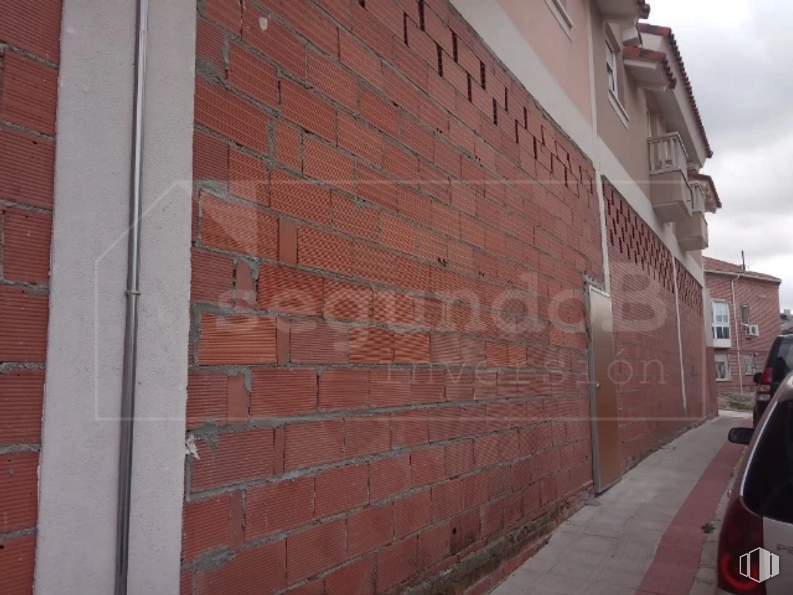 Retail for sale at Calle Ventanilla, 8, Colmenarejo, Madrid, 28270 with building, car, brickwork, architecture, brick, window, road surface, facade, asphalt and city around