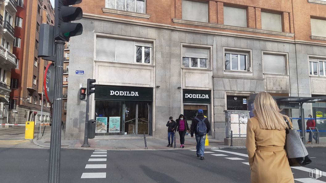 Local en alquiler en Paseo Castellana, 70, Chamartín, Madrid, 28046 con persona, equipaje y bolsos, abrigo, ventana, bolso, edificio, infraestructura, diseño urbano, fachada y bienes raíces alrededor